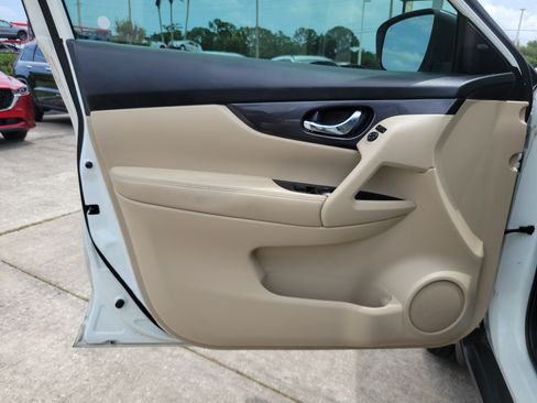 Used 2018 Nissan Rogue SV FWD image 15