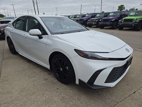 Used 2025 Toyota Camry SE FWD image 14