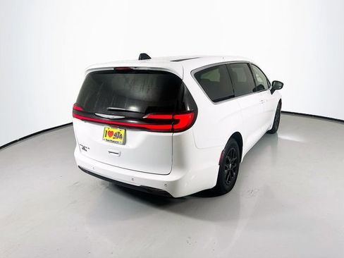 Used 2024 Chrysler Pacifica Touring-L image 9