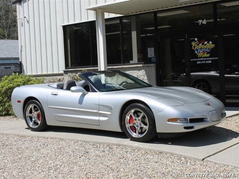 Used 2002 Chevrolet Corvette Coupe w/ Preferred Equipment Group2 RWD image 19