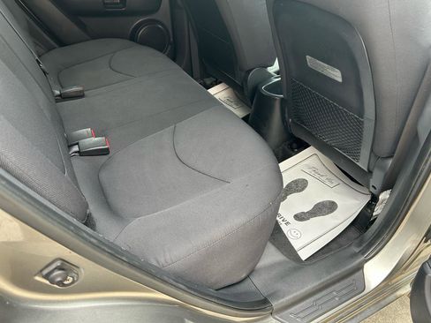 Used 2010 Kia Soul + image 11