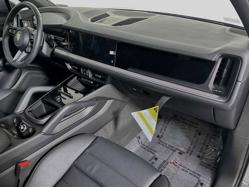 Certified 2025 Porsche Cayenne image 30
