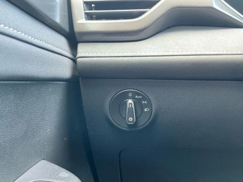 New 2025 Volkswagen Taos SE image 21