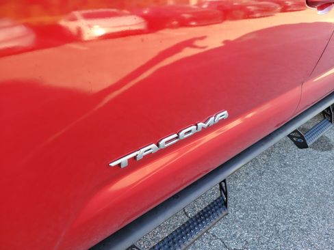 Used 2018 Toyota Tacoma TRD Sport image 15