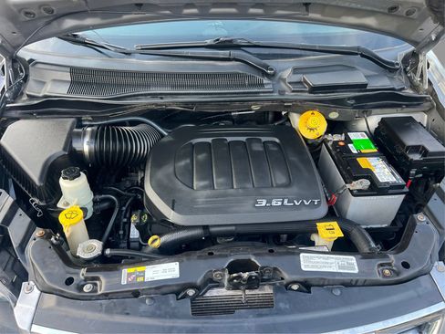 Used 2014 Chrysler Town & Country S FWD image 22