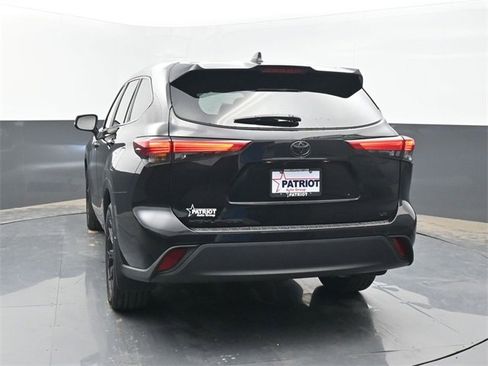 Used 2023 Toyota Highlander LE image 5