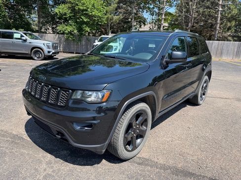 Used 2019 Jeep Grand Cherokee Laredo AWD/4WD image 5