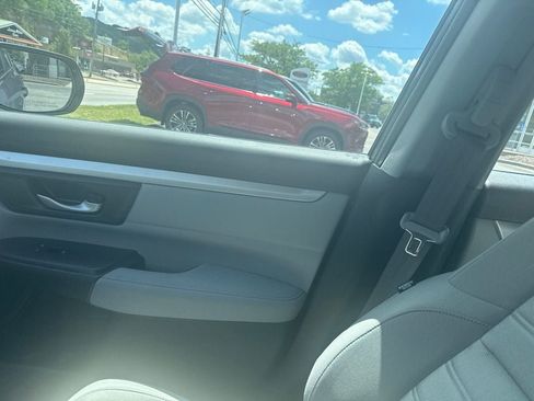 Used 2017 Honda CR-V LX image 10