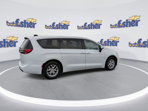 Used 2023 Chrysler Pacifica Touring-L image 8