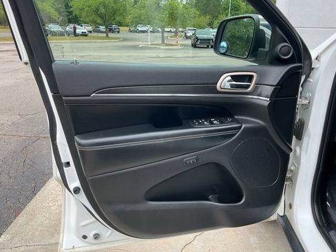 Used 2017 Jeep Grand Cherokee Limited w/ Luxury Group II AWD/4WD image 16