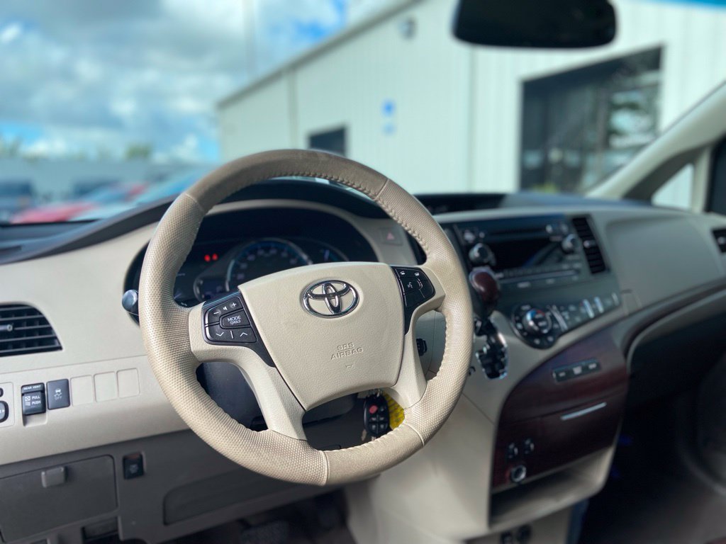 Used 2014 Toyota Sienna XLE FWD image 14