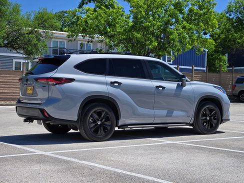 Used 2025 Toyota Highlander XLE AWD/4WD image 4