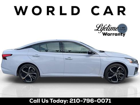 Used 2025 Nissan Altima 2.5 SR w/ SR Premium Package FWD image 2