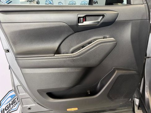 Used 2021 Toyota Highlander XLE AWD/4WD image 11