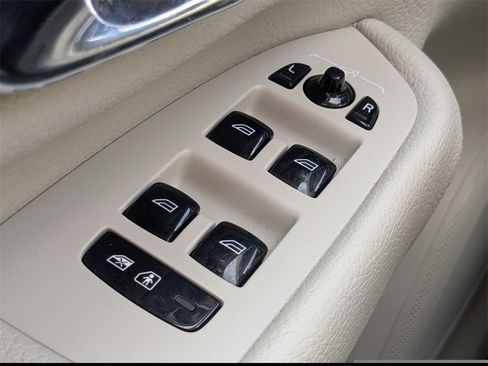 Used 2018 Volvo XC90 T6 Momentum w/ Convenience Package image 31