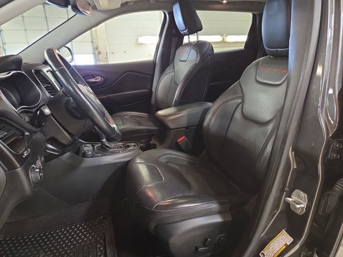 Used 2019 Jeep Cherokee Trailhawk image 9