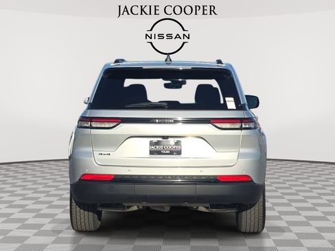 Used 2024 Jeep Grand Cherokee Altitude AWD/4WD image 6