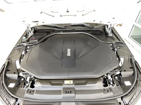 Certified 2025 BMW i5 eDrive40i w/ Premium Package RWD image 34
