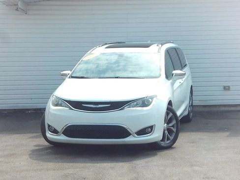 Used 2019 Chrysler Pacifica Limited w/ Tire & Wheel Group FWD image 11