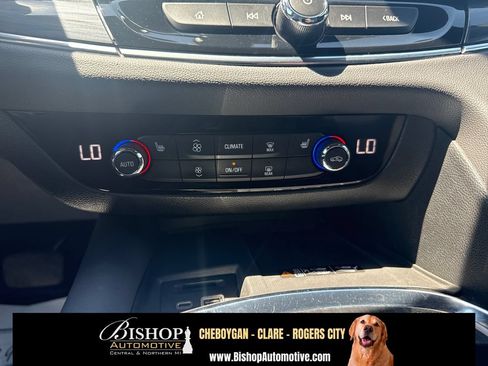 Used 2024 Buick Enclave Essence AWD/4WD image 21