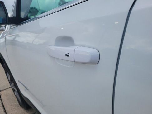Used 2022 GMC Acadia SLE w/ Driver Convenience Package FWD image 9
