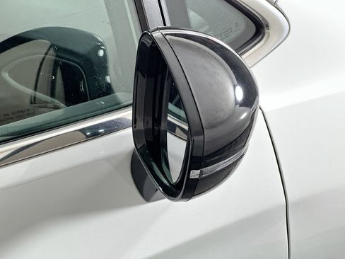 Used 2025 Chrysler Pacifica Select image 10