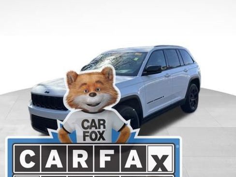 Used 2025 Jeep Grand Cherokee Altitude image 1