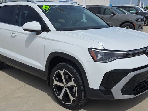 Used 2025 Volkswagen Taos SEL AWD/4WD image 7