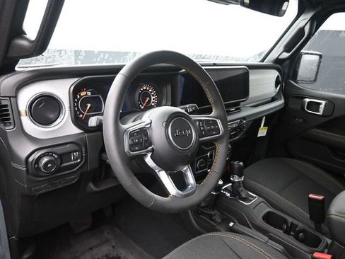Used 2024 Jeep Wrangler Unlimited Sahara w/ Technology Group AWD/4WD image 31
