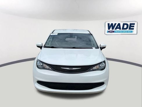 Used 2022 Chrysler Voyager LX FWD image 2