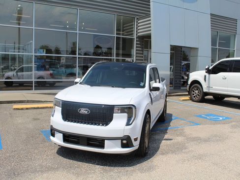 Used 2025 Ford Maverick Lobo AWD/4WD image 5