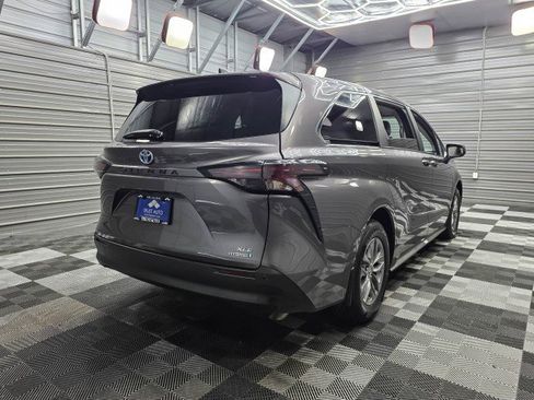 Used 2023 Toyota Sienna XLE FWD image 5