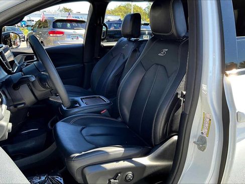 Used 2024 Chrysler Pacifica Limited FWD image 8