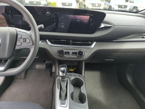 Used 2025 Buick Envista Preferred FWD image 24