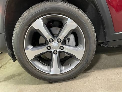 Used 2023 Jeep Grand Cherokee Limited image 28