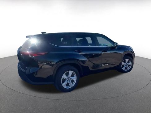 Used 2025 Toyota Highlander LE image 12