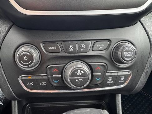 Used 2021 Jeep Cherokee Trailhawk w/ Trailer Tow Group AWD/4WD image 30