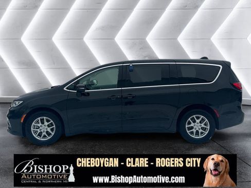 Used 2023 Chrysler Pacifica Touring-L image 17