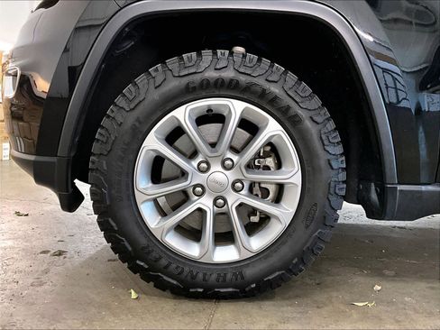 Used 2021 Jeep Grand Cherokee Laredo AWD/4WD image 12