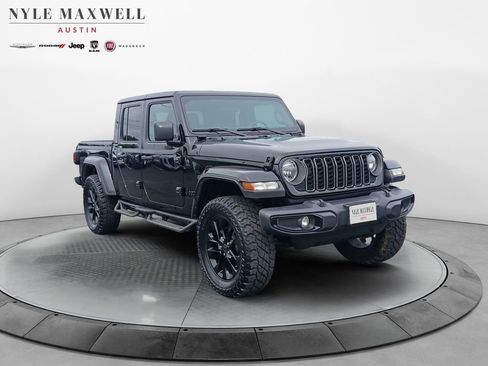 Used 2025 Jeep Gladiator Sport AWD/4WD image 2