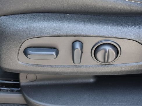 Used 2023 Chevrolet Traverse Premier FWD image 18