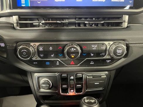 Used 2024 Jeep Wrangler Unlimited Sahara w/ Technology Group AWD/4WD image 35