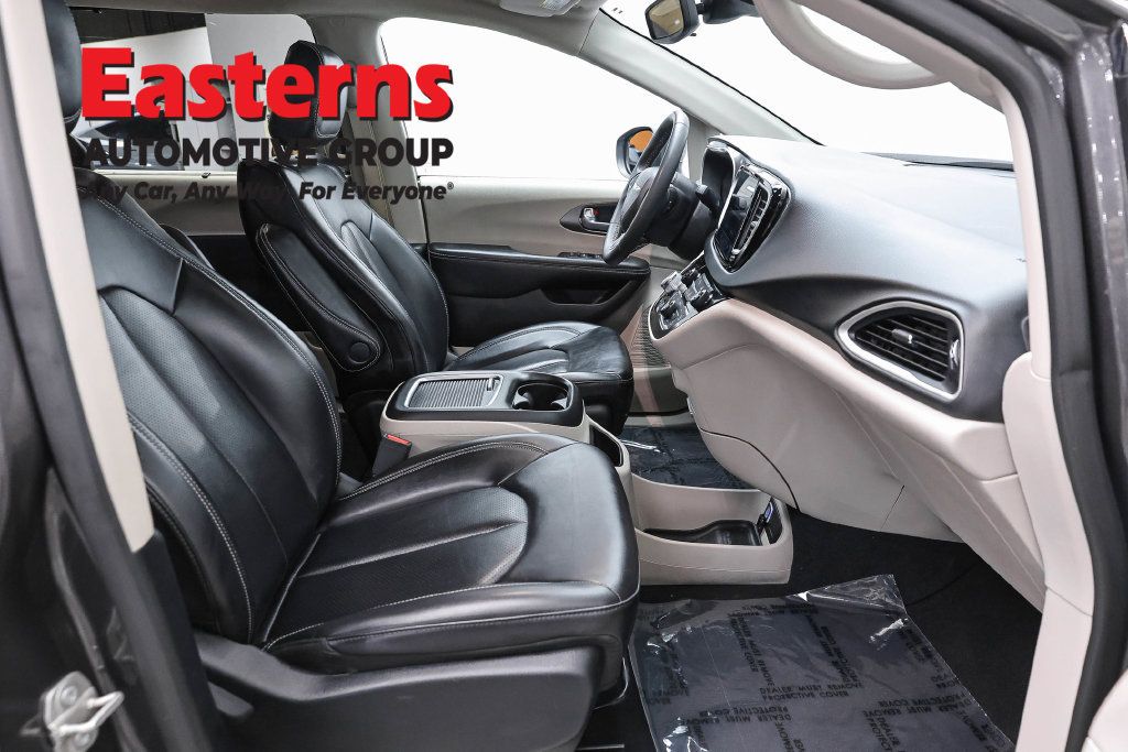 Used 2023 Chrysler Pacifica Touring-L FWD image 26