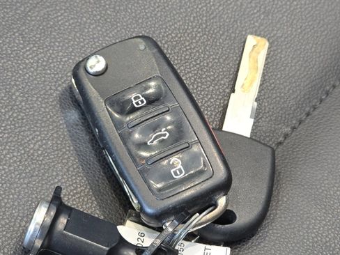 Used 2014 Volkswagen Beetle 2.5 FWD image 31