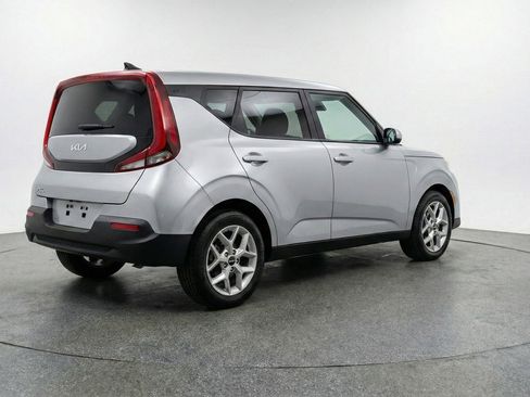 Used 2025 Kia Soul LX w/ LX Technology Package FWD image 9