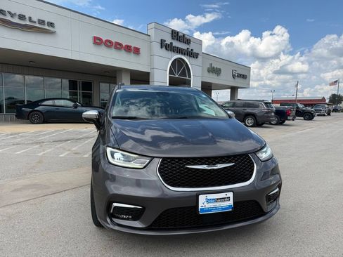 Used 2023 Chrysler Pacifica Limited FWD image 8