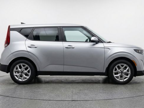 Used 2025 Kia Soul LX w/ LX Technology Package FWD image 11