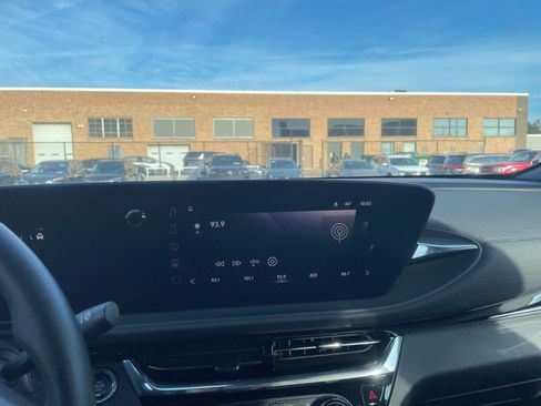 Used 2025 Buick Envista Sport Touring image 18