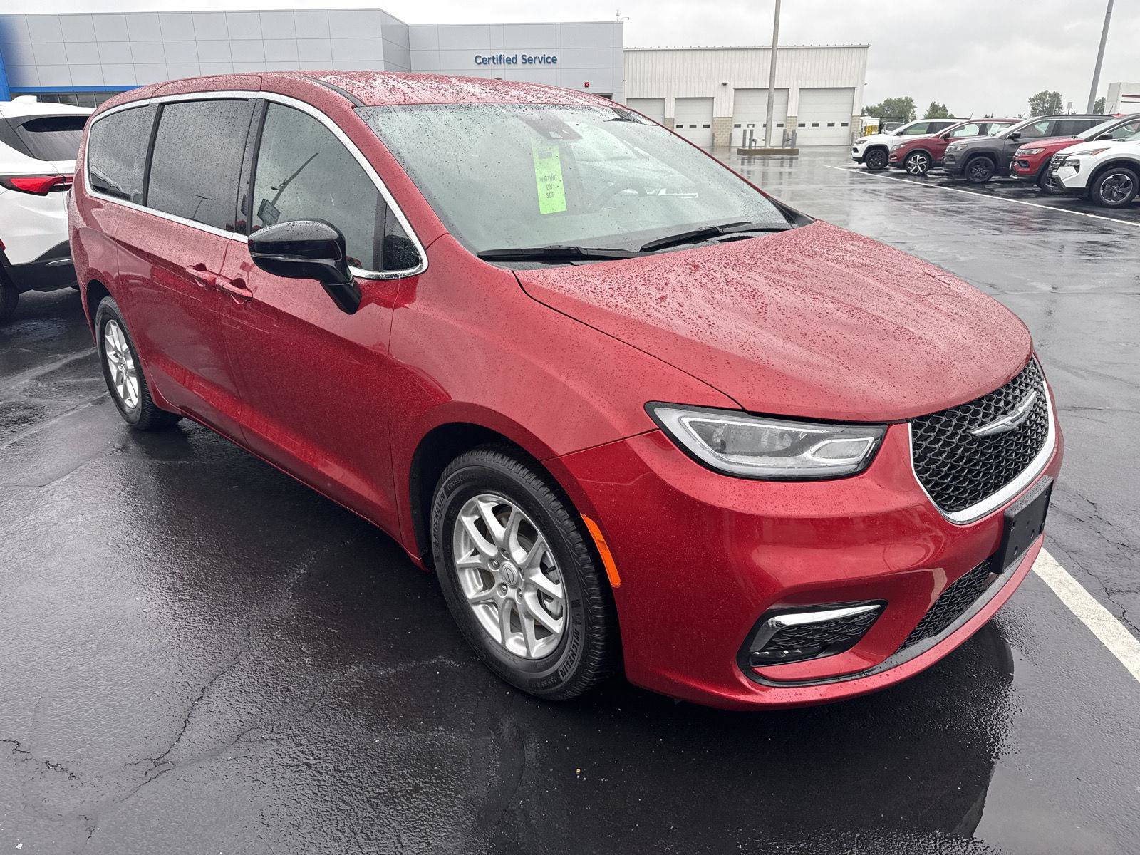 Used 2025 Chrysler Pacifica Select FWD image 5