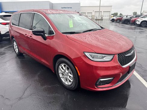 Used 2025 Chrysler Pacifica Select FWD image 5